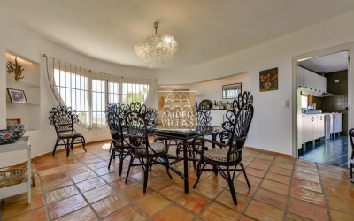 Villa exclusive offrant une vue panoramique imprenable, située à proximité du club de golf d